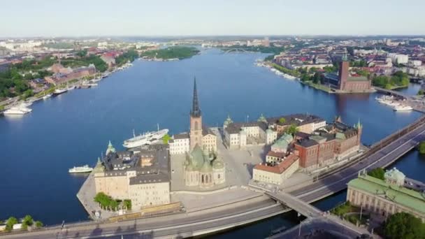 Stockholm, İsveç. Old Town, Gamla Stan. Bilmececiler. Hava görüntüsü. 4K — Stok video