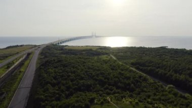 Oresund köprüsü. İsveç ve Danimarka arasında yapay bir ada ile uzun bir tünel ve köprü ... 4k
