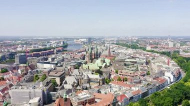 Bremen, Almanya. Bremen'in tarihi kısmı, eski şehir. Bremen Katedrali ( St Petri Dom Bremen ). Uçuşta görüntüle. 4k