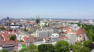 Bremen, Almanya. Bremen'in tarihi kısmı, eski şehir. Bremen Katedrali ( St Petri Dom Bremen ). Uçuşta görüntüle. 4k