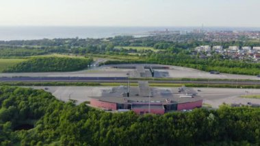 Malmö, İsveç. Araba ödeme noktası. Oresund köprüsü. İsveç ve Danimarka arasında yapay bir ada ile uzun bir tünel ve köprü. 4k