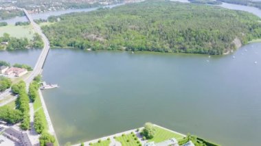 Stockholm, İsveç. Drottningholm. Drottningholms Slott. Çin pavyonu, tiyatrosu ve bahçeleri olan iyi korunmuş bir kraliyet konutu. 4K