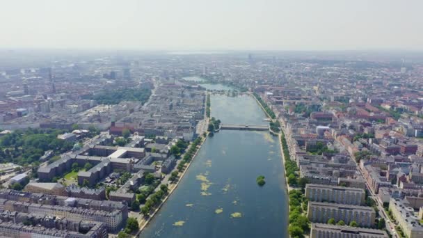 Köpenhamn, Danmark. Centrala historiska delen av staden, stadens tak och Köpenhamns sjöar. Flygfoto. 4K — Stockvideo