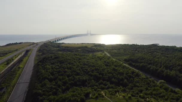 Oelsnundbrücke. ein langer tunnel und eine brücke mit einer künstlichen insel zwischen schweden und dänemark.. 4k — Stockvideo