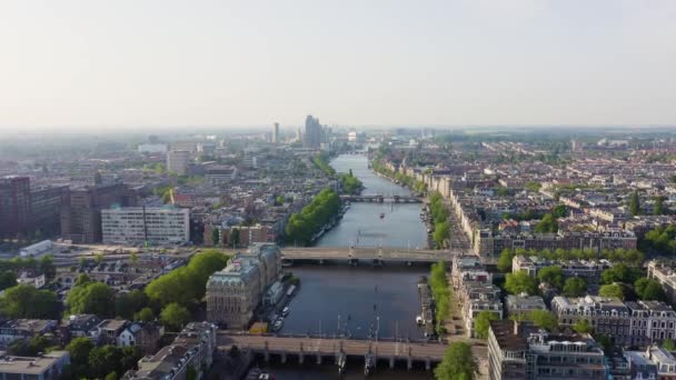 Άμστερνταμ, Ολλανδία. Πετώντας πάνω από τις στέγες της πόλης. Amstel Ρίβερ. 4K — Αρχείο Βίντεο