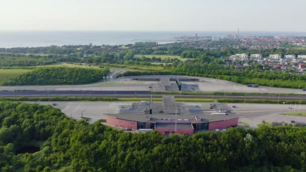 Malmo, Suécia. Ponto de pagamento do carro. Ponte de Oresund. Um longo túnel e ponte com uma ilha artificial entre a Suécia e a Dinamarca. 4K — Vídeo de Stock