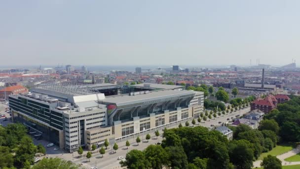 Κοπεγχάγη, Δανία. Το στάδιο Parken (Telia Parken) είναι ένα στάδιο στην Κοπεγχάγη. Τόπος αγώνων ποδοσφαίρου Euro 2020. Αεροφωτογραφία. 4K — Αρχείο Βίντεο