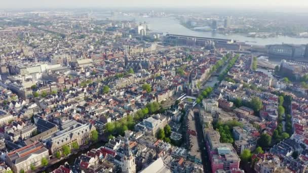 Amsterdam, Paesi Bassi. Volare sopra i tetti della città verso la stazione centrale di Amsterdam (Amsterdam Centraal). 4K — Video Stock