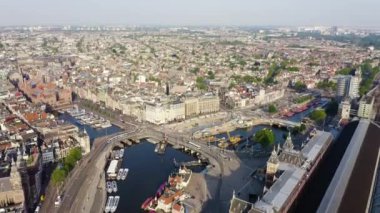 Amsterdam, Hollanda. Şehrin çatılarında uçuyor. Amsterdam Merkez İstasyonu ( Amsterdam Centraal ). 4k