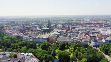 Bremen, Almanya. Bremen'in tarihi kısmı, eski şehir. Bremen Katedrali ( St Petri Dom Bremen ). Uçuşta görüntüle. 4k