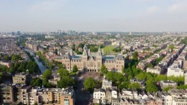 Amsterdam, Hollanda. Müze ( Rijksmuseum ). XiX yüzyılın ın binası. Şehrin çatılarında uçuyor. 4k
