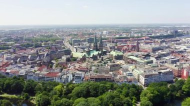 Bremen, Almanya. Bremen'in tarihi kısmı, eski şehir. Bremen Katedrali ( St Petri Dom Bremen ). Uçuşta görüntüle. 4k