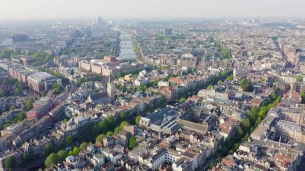 Amsterdam, Nizozemsko. Letí po městských střechách. Historická část města s kanály městské dopravy. 4k — Stock video