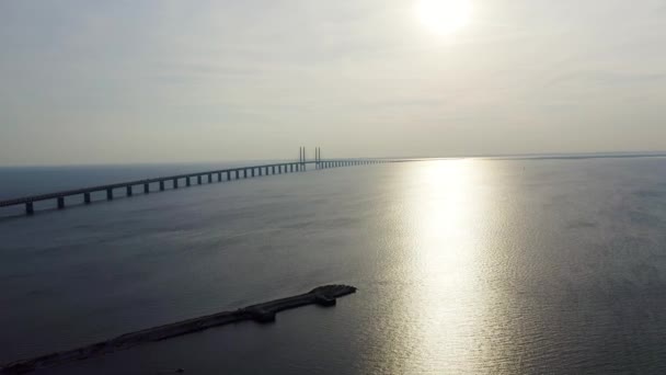 Ponte de Oresund. Um longo túnel e ponte com uma ilha artificial entre a Suécia e Dinamarca.. 4K — Vídeo de Stock