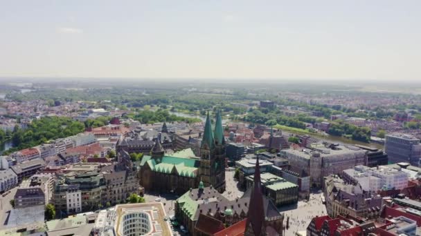 Bremen, Tyskland. Den historiska delen av Bremen, gamla stan. Bremens katedral (S:t Petri dom Bremen). Visa under flygning. 4K — Stockvideo