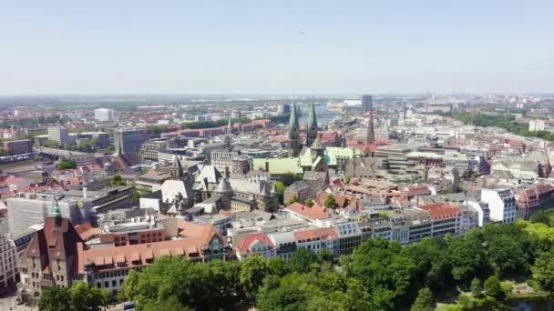 Bremen, Tyskland. Den historiska delen av Bremen, gamla stan. Bremens katedral (S:t Petri dom Bremen). Visa under flygning. 4K — Stockvideo