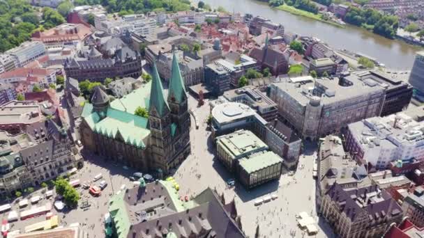 Bremen, Germany. From Bremen Market Square ( Bremer Marktplatz ), to the Bremen Schnoor ( Schnoorviertel ). View in flight. 4K — Stock Video