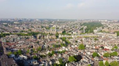 Amsterdam, Hollanda. Müze ( Rijksmuseum ). XiX yüzyılın ın binası. Şehrin çatılarında uçuyor. 4k