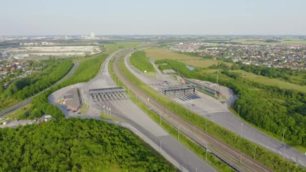Malmo, Suède. Point de paiement de voiture. Pont d'Oresund. Un long tunnel et un pont avec une île artificielle entre la Suède et le Danemark. 4K 