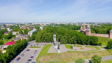 Veliky Novgorod, Rusya. Zafer Anıtı. Novgorod Kremlin (Detinets), Volkhov Nehri, Drone gönderen 