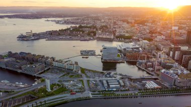Oslo, Norveç. Gün batımında şehir manzarası. Arka ışık. Şehrin orta kısmı. Oslo Opera Binası. Operahuset Oslo, Drone'dan 