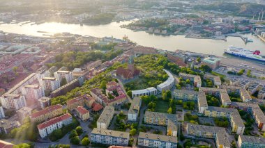 Göteborg, İsveç - 25 Haziran 2019: Stenaline feribot nehir boyunca geçer. Şehir ve nehir Goeta Elv Panorama, Drone Gönderen 