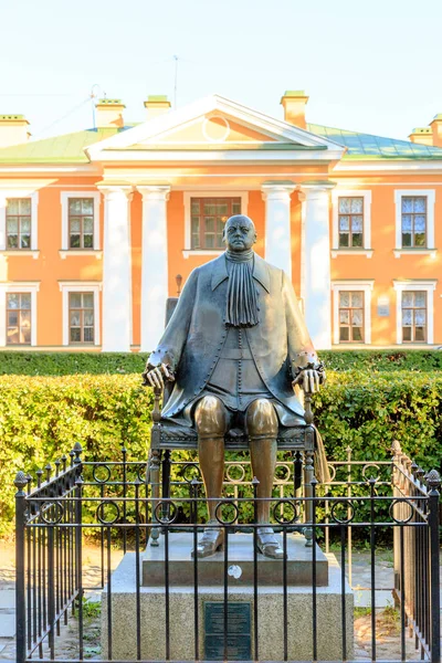 Saint-Pétersbourg, Russie - 18 juin 2019 : Monument à Pierre I à — Photo