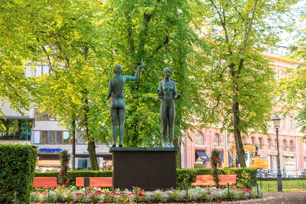 Helsinki, Finnland - 21. Juni 2019: Skulptur "Fakt und Fabel". s — Stockfoto