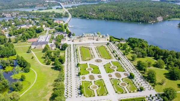 Stockholm, Sverige-23 juni 2019: Drottningholm. Drottningholms slott. Välbevarade kungliga residens med en kinesisk paviljong, teater och trädgårdar, från Drone — Stockfoto