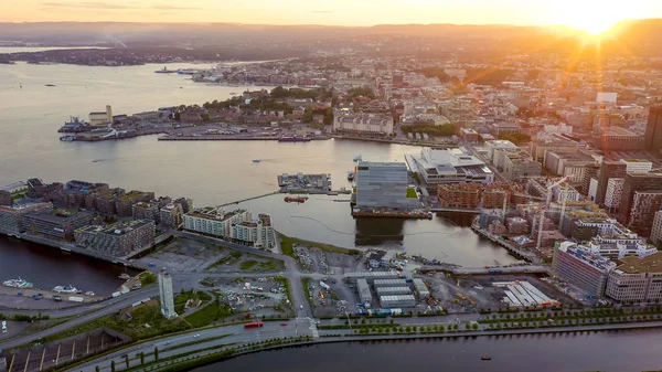 ノルウェーのオスロ日没時の市街の眺め。バックライト市の中心部。オスロ・オペラハウスオペラフセットオスロ、ドローンから — ストック写真