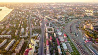 Rusya, Omsk - 16 Temmuz 2018: Omsk şehir günbatımı, üzerinden Dron görünümünü 