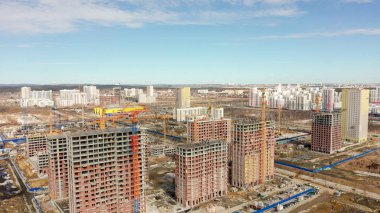 Rusya, Ekaterinburg. Bölge Akademik. Drone'dan ilçenin eteklerinde yeni binaların inşası 