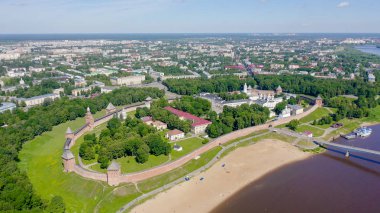 Veliky Novgorod, Rusya. Novgorod Kremlin (Detinets), Volkhov Nehri. Şehir üzerinde uçuş, Drone Gönderen 