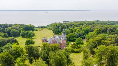 İsveç. Oresund Boğazı kıyısındaki kale, Drone'dan 