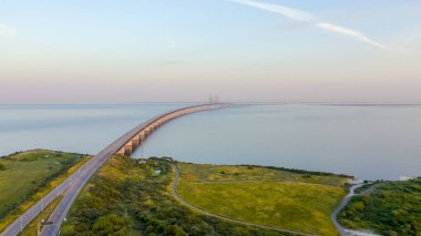 Oresund köprüsü. İsveç ve Danimarka arasında yapay bir ada ile uzun bir tünel köprüsü., Drone Gönderen 