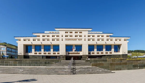 Gorno-Altaisk, Rusia - 16 de agosto de 2018: Teatro Nacional de Teatro . — Foto de Stock