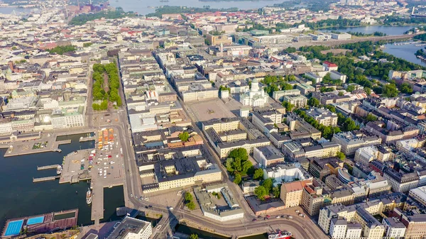 Helsinki, Finnland. Luftaufnahme der Innenstadt. Kathedrale von Helsinki. Senatsplatz. Marktplatz, von Drohne aus — Stockfoto