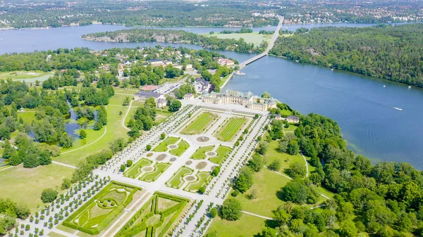Stockholm, Svédország-június 23, 2019: Drottningholm. Drottningholms Slott. Jól megőrzött királyi rezidencia egy kínai pavilon, színház és kert, a drone — Stock Fotó
