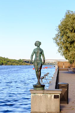 Stockholm, İsveç. Kraliyet Adası'nda belediye binasının önünde.