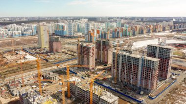 Rusya, Ekaterinburg. Bölge Akademik. Drone'dan ilçenin eteklerinde yeni binaların inşası 