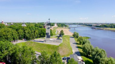 Veliky Novgorod, Rusya. Novgorod Kremlin (Detinets), Volkhov Nehri. Şehir üzerinde uçuş, Drone Gönderen 