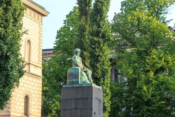 Helsinki, Finlandia. Johan Vilhelm Snellman. El monumento era comp —  Fotos de Stock