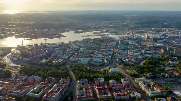 Gotemburgo, Suecia. Panorama de la ciudad y el río Goeta Elv. El centro histórico de la ciudad. Puesta del sol, desde el dron — Foto de Stock