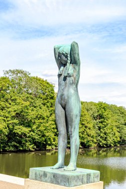 Oslo, Norveç - 24 Haziran 2019: Köprü'de bulunan heykeller