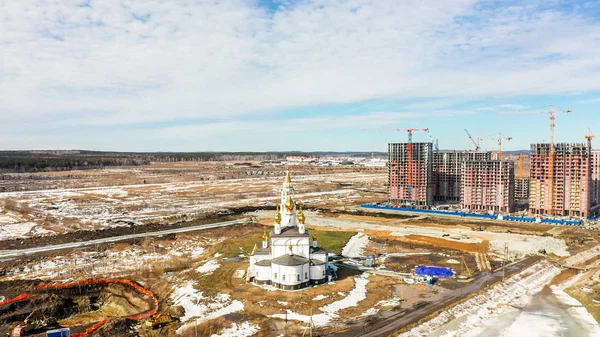 Russie, Ekaterinbourg. L'académique du district. Annonciation Eglise des Saints Constructeurs de Dieu, Du Drone — Photo