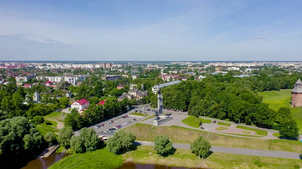 Veliky Novgorod, Rússia. Monumento à Vitória. Novgorod Kremlin (Detinets), rio Volkhov, a partir de Drone — Fotografia de Stock