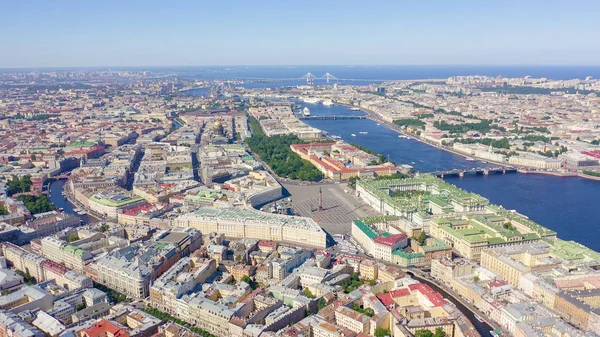 Veduta aerea panoramica del centro della città di San Pietroburgo con tempo limpido e soleggiato, Russia, Da Drone — Foto Stock