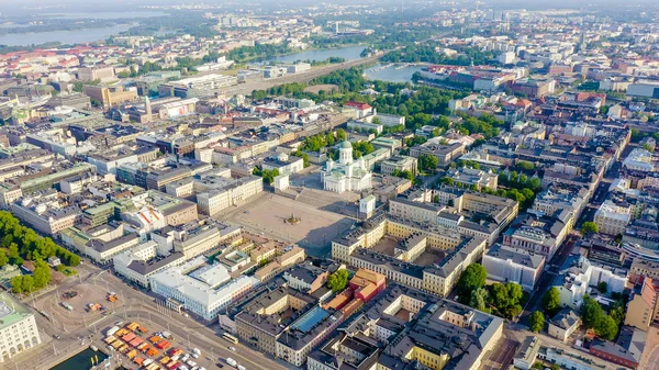 Helsínquia, Finlândia. Vista aérea do centro da cidade. Catedral de Helsínquia. Praça do Senado. Praça do mercado, a partir de Drone — Fotografia de Stock