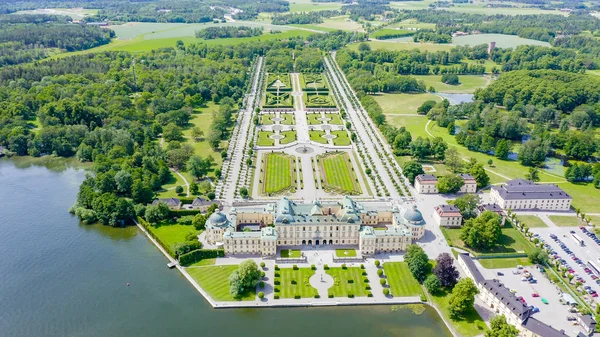 Stockholm, Zweden-23 juni 2019: Drottningholm. Drottningholms Slott. Goed bewaard gebleven koninklijke residentie met een Chinees paviljoen, theater en tuinen, van Drone — Stockfoto