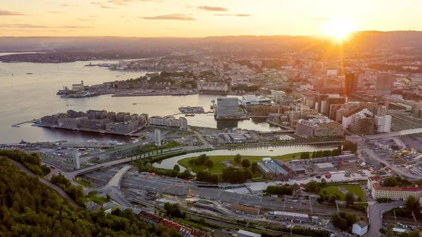 Oslo, Noruega. Vista de la ciudad al atardecer. Luz trasera. La parte central de la ciudad. Ópera de Oslo. Operahuset Oslo, de Drone —  Fotos de Stock